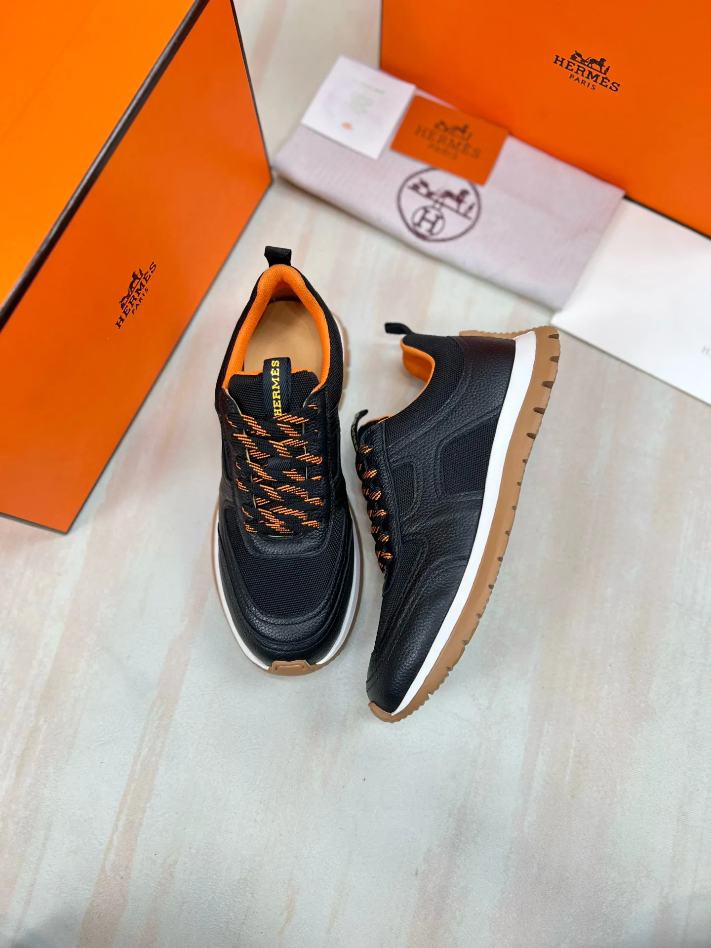 Factory price: 580💰Hermes Jimmy men's sneakers, Hermes high-tech canvas and suede goatskin sneakers with grooved rubber soles. Create a modern hiking style. Honey-colored rubber sole, white rubber midsole, pumpkin-colored high-tech canvas lining Size: 38-44 (45 customized)